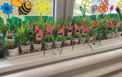 Wiosenne sadzenie roślin i przygotowania przedszkolaków do Świąt Wielkanocnych.