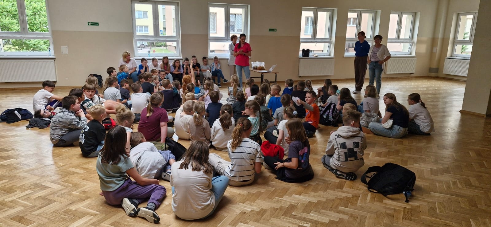 „Tydzień dla Bezpieczeństwa” – spotkanie ze strażakiem i pielęgniarką szkolną