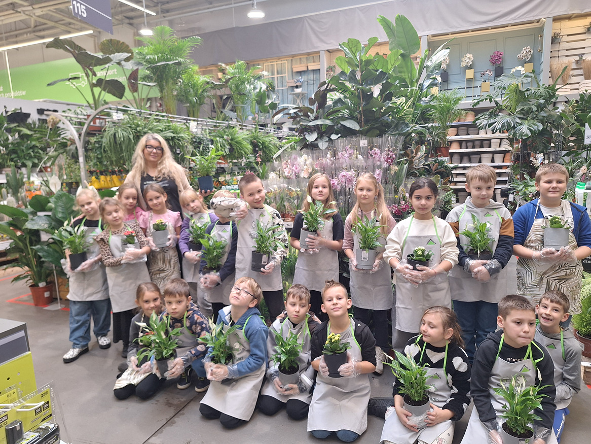 Klasa 2E na przyrodniczych warsztatach pt.: „Dzieciaki Sadzeniaki” w Leroy Merlin. Klasa 2E na przyrodniczych warsztatach pt.: „Dzieciaki Sadzeniaki” w Leroy Merlin.