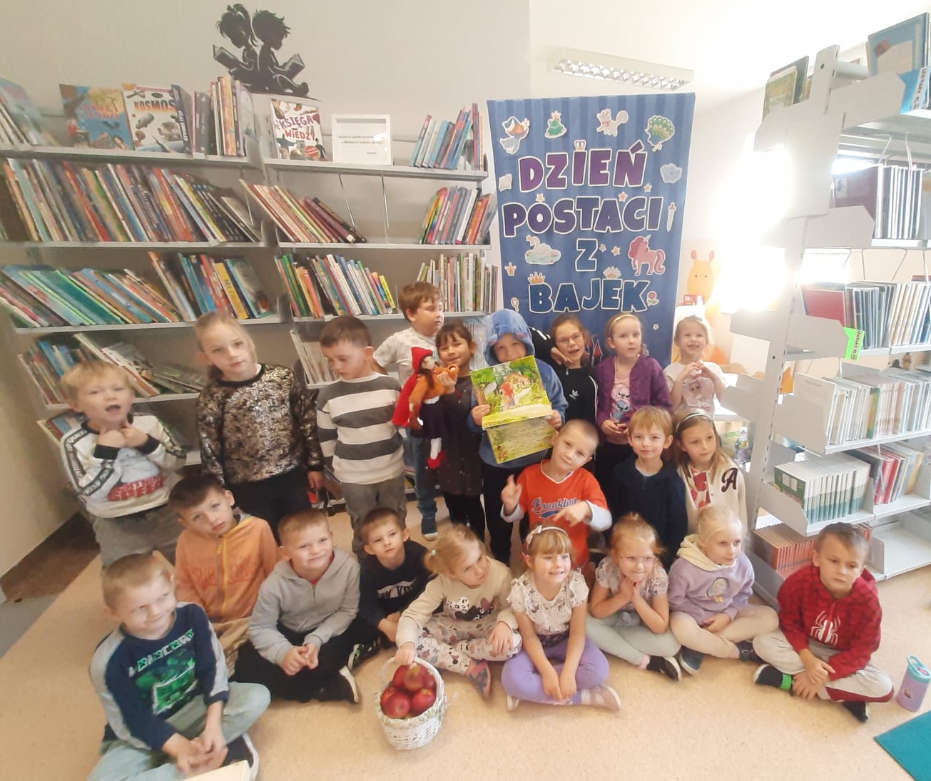 Lekcja biblioteczna z okazji Dnia Postaci z Bajek Lekcja biblioteczna z okazji Dnia Postaci z Bajek