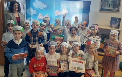Uczniowie klas pierwszych czytelnikami biblioteki szkolnej