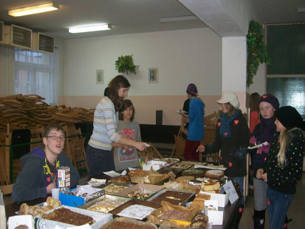 Uczniowie obsługujący stoisko z ciastami