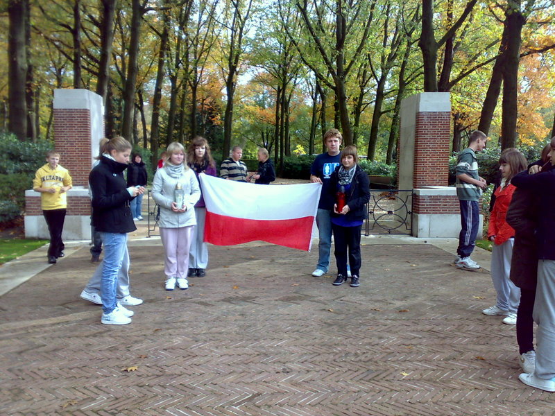 Uczniowie naszego gimnazjum na cmentarzu w Arnhem