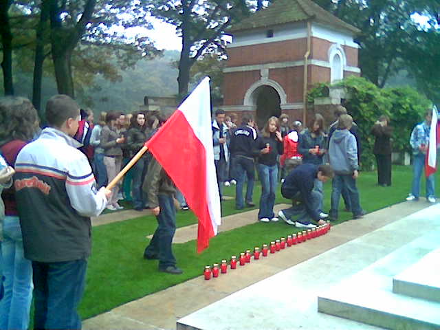 Światełko z Redy w hołdzie polskim żołnierzom (cmentarz w Arnhem)