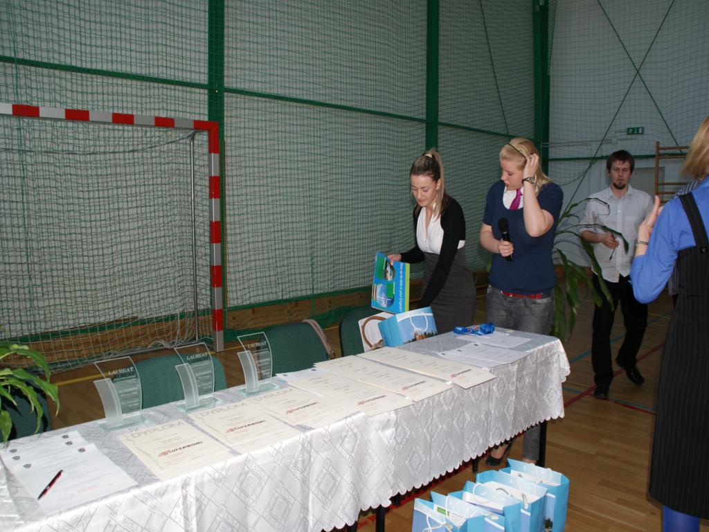 Dyplomy i statuetki dla zwycięzców