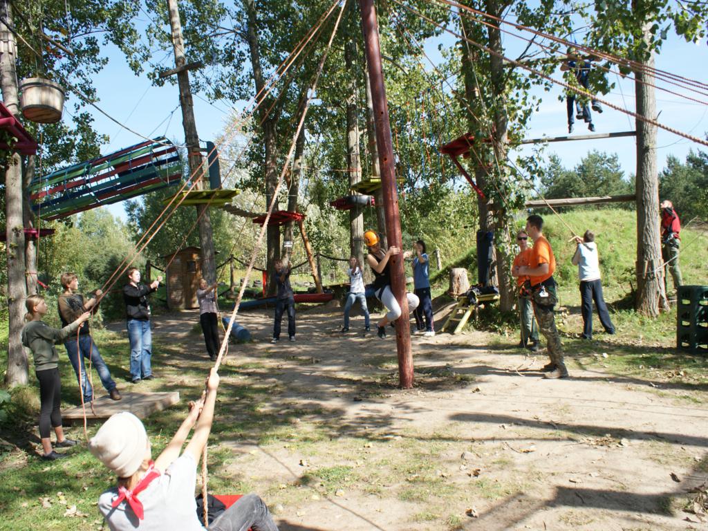 Klasa I B na wycieczce w parku linowym w Kolibkach (kwiecień 2010)