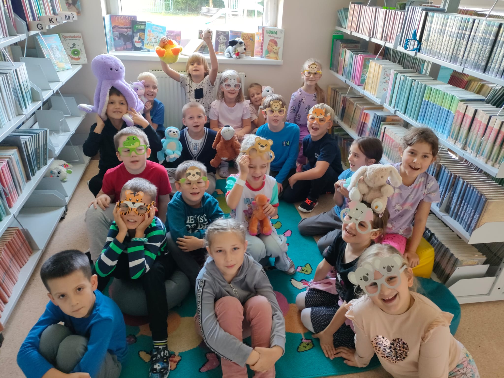 Obchody „Dnia zwierząt” w bibliotece szkolnej Obchody „Dnia zwierząt” w bibliotece szkolnej