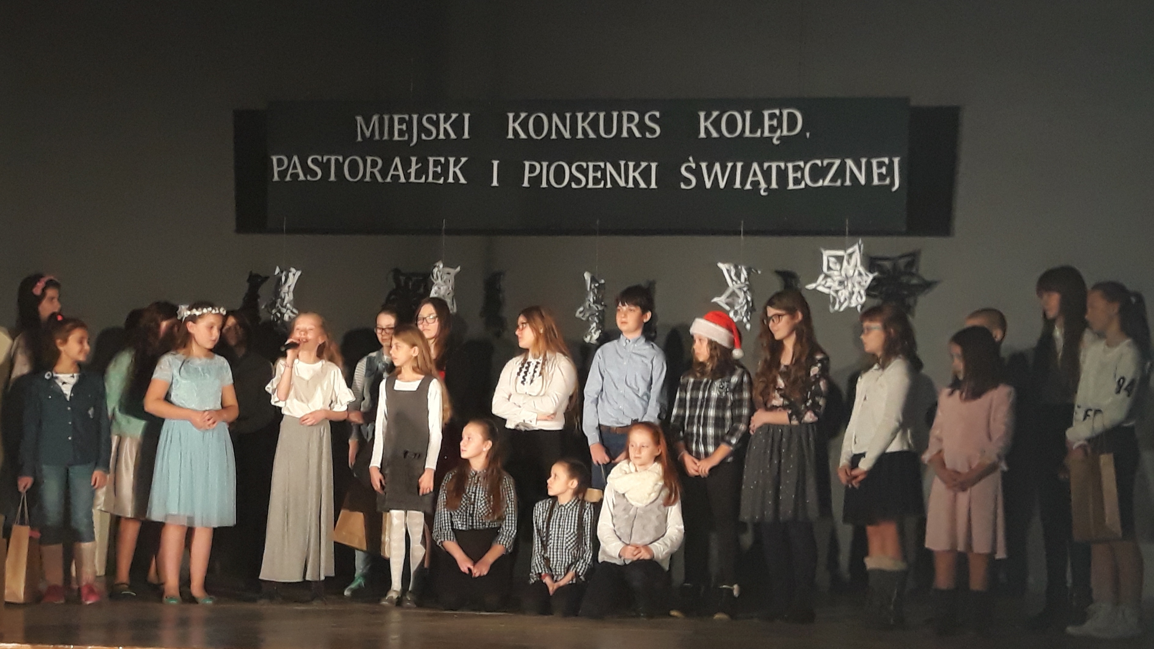 19 grudnia 2017 r. w Szkole Podstawowej nr 4 w Redzie odbył się Miejski Konkurs Kolęd, Pastorałek i Piosenki Świątecznej.