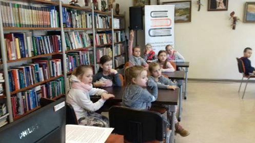 Klasa 1 b w Miejskiej Bibliotece Publicznej w Redzie