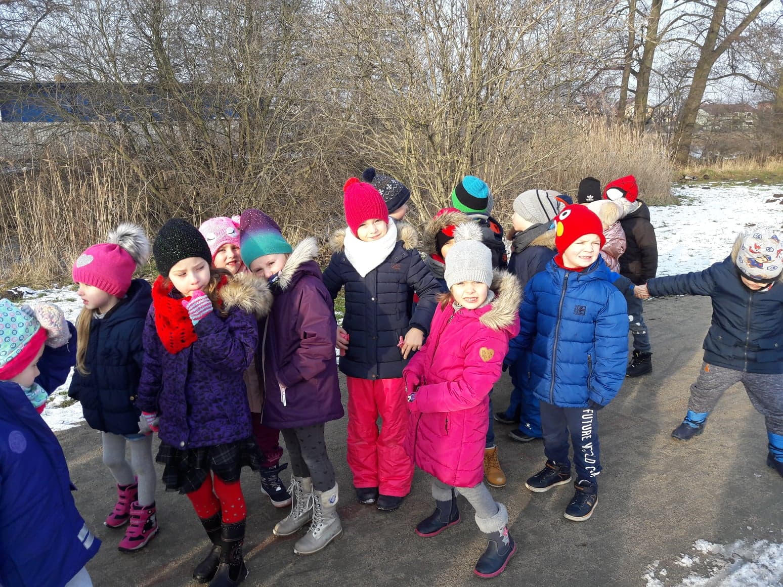 Grupy przedszkolne 0C, 0D, 0E na zimowym spacerze w Parku, w Redzie