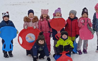 Zimowe zabawy Przedszkolaków na śniegu