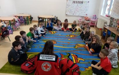 Spotkanie ratowniczki medycznej i strażaka z przedszkolakami