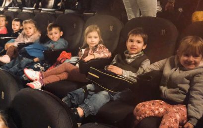 Wycieczka pięciolatków do kina