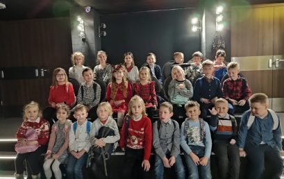 Dzieci z klas pierwszych w Teatrze Miejskim w Gdyni.