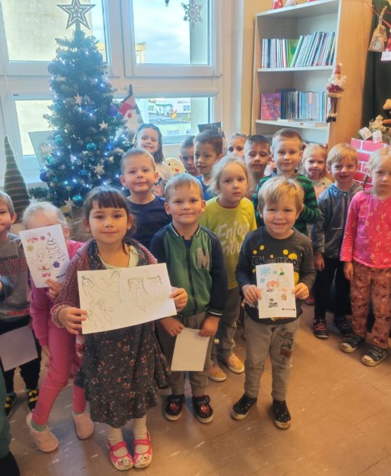 Przedszkolaki w bibliotece szkolnej