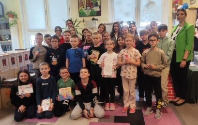 Realizacja projektu „Starsi czytają młodszym” podczas pikniku czytelniczego w bibliotece szkolnej