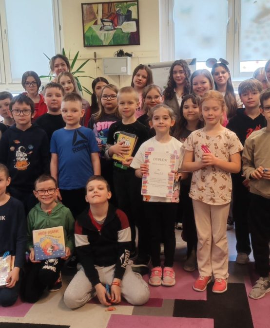 Realizacja projektu „Starsi czytają młodszym” podczas pikniku czytelniczego w bibliotece szkolnej