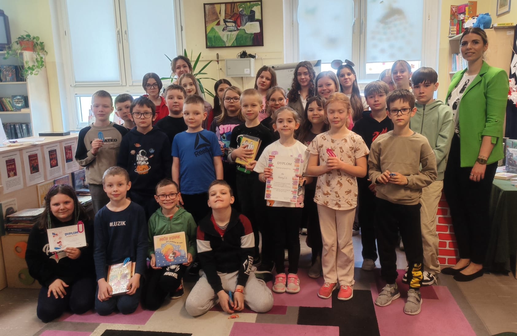 Realizacja projektu „Starsi czytają młodszym” podczas pikniku czytelniczego w bibliotece szkolnej Realizacja projektu „Starsi czytają młodszym” podczas pikniku czytelniczego w bibliotece szkolnej