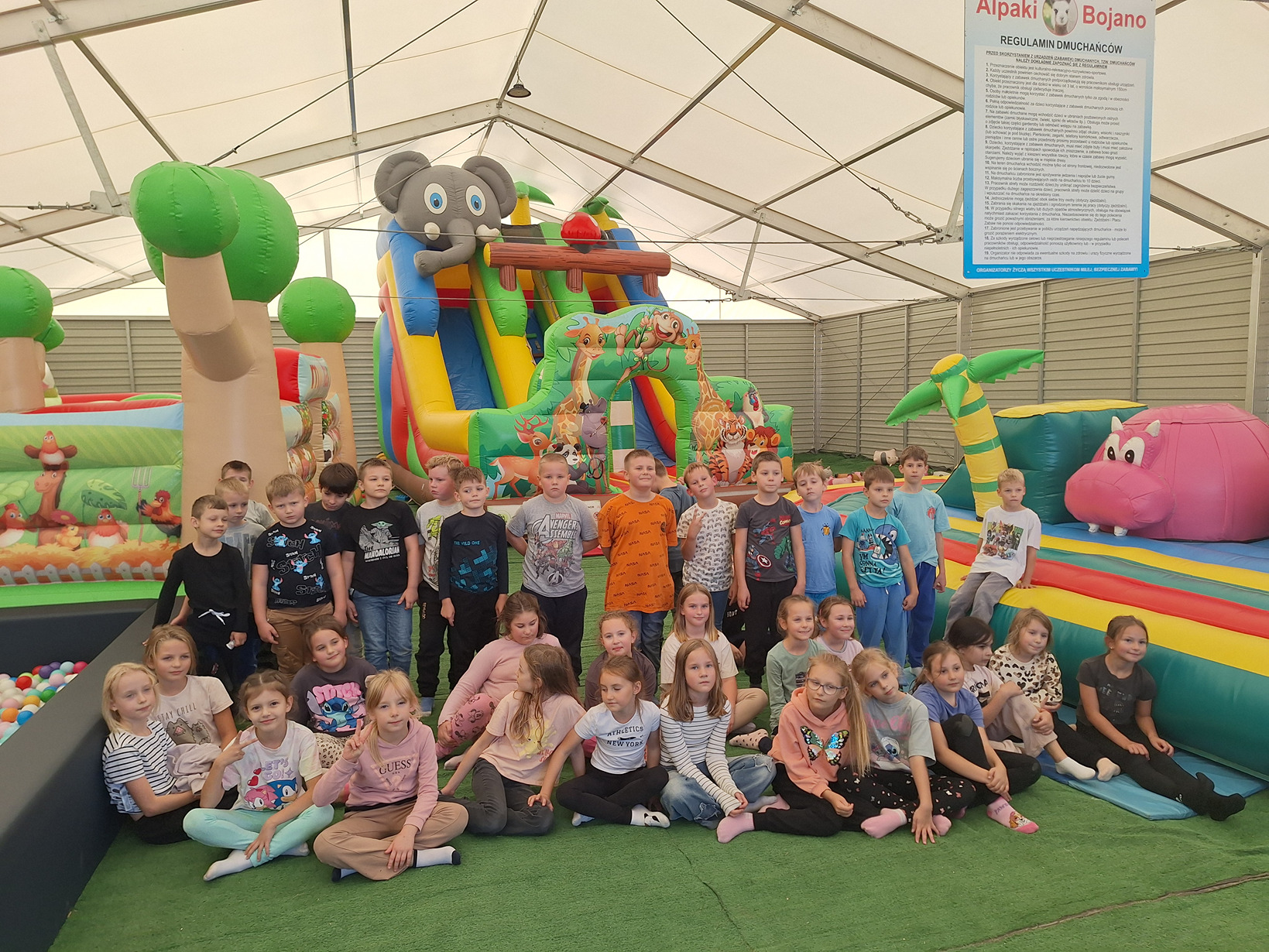 Wycieczka klas drugich do gospodarstwa: „Alpaki Bojano”. Wycieczka klas drugich do gospodarstwa: „Alpaki Bojano”.