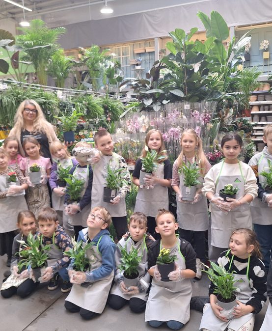Klasa 2E na przyrodniczych warsztatach pt.: „Dzieciaki Sadzeniaki” w Leroy Merlin.
