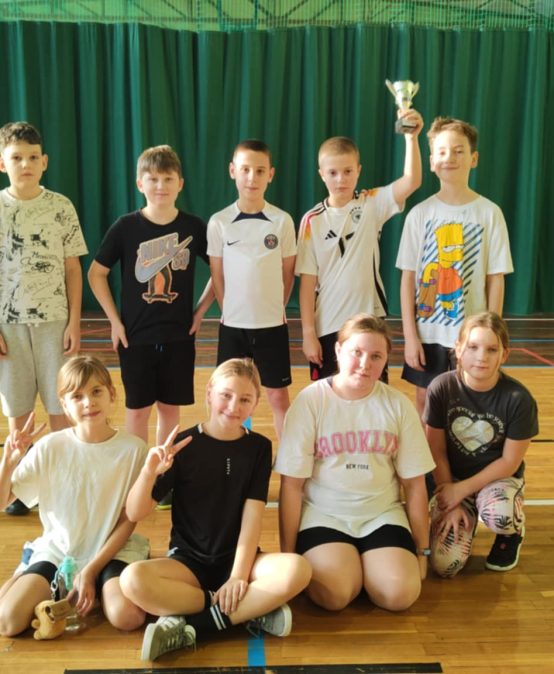 Szkolne zawody klas IV w dwa ognie