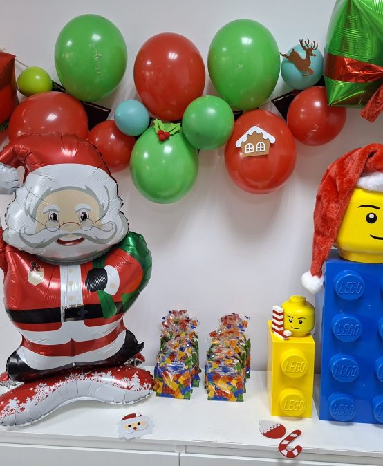 Uczniowie z klasy 2e, na warsztatach z LEGO® robotyki.