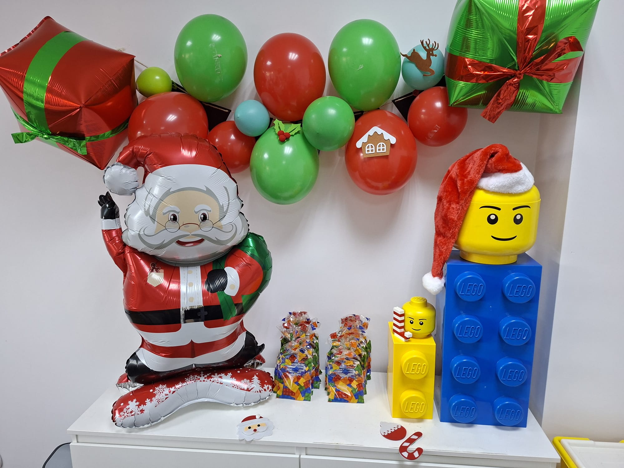 Uczniowie z klasy 2e, na warsztatach z LEGO® robotyki. Uczniowie z klasy 2e, na warsztatach z LEGO® robotyki.