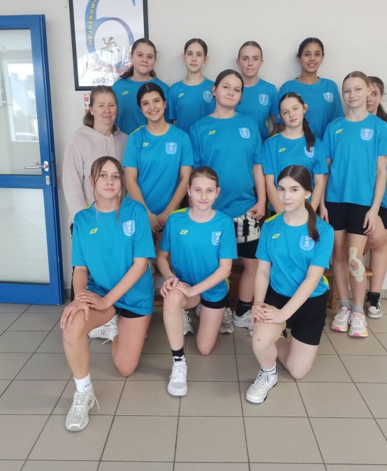 Dziewczęta z SP 4 czwarte w powiecie w piłce ręcznej w kategorii Igrzysk Dzieci