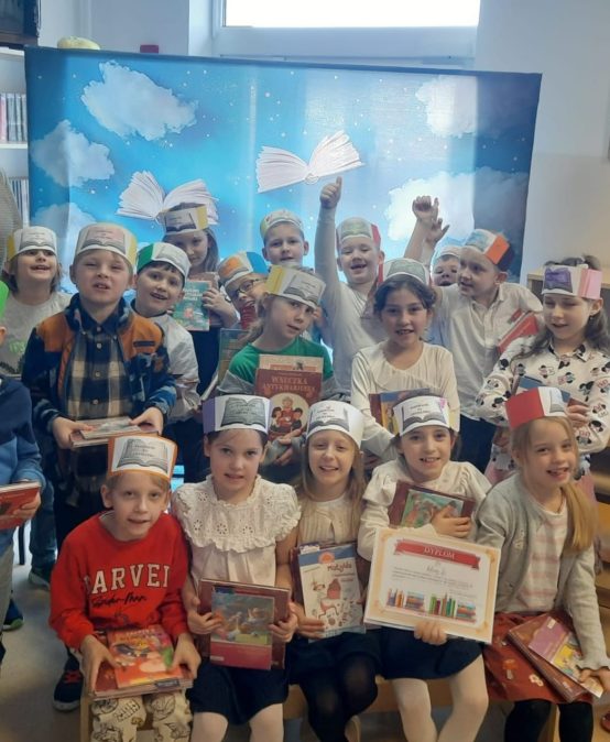 Uczniowie klas pierwszych czytelnikami biblioteki szkolnej