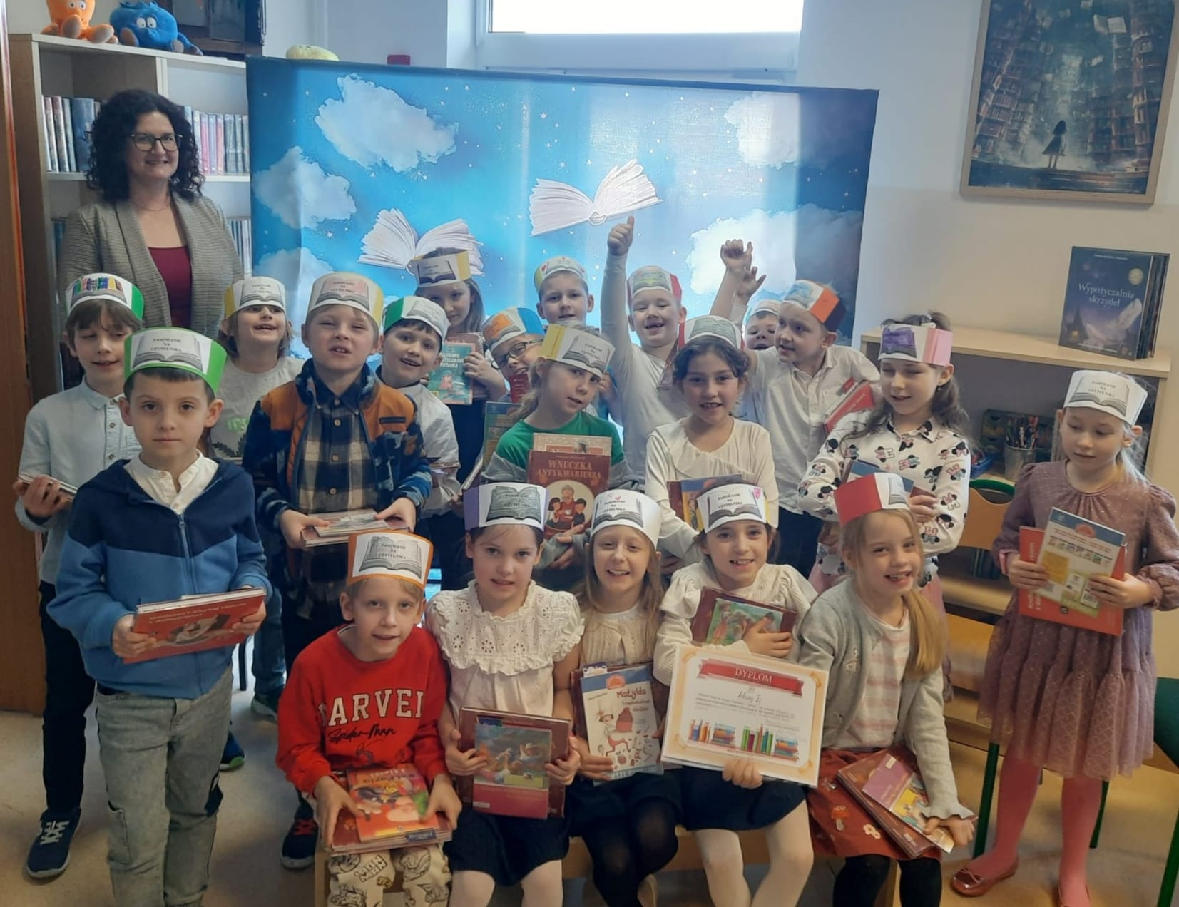 Uczniowie klas pierwszych czytelnikami biblioteki szkolnej Uczniowie klas pierwszych czytelnikami biblioteki szkolnej