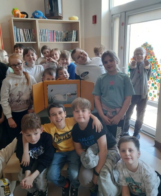 Zajęcia biblioteczne z wykorzystaniem teatrzyku kamischibai.