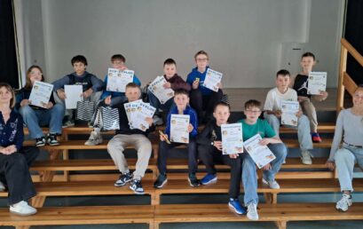 Szkolny konkurs układania kostki Rubika na czas