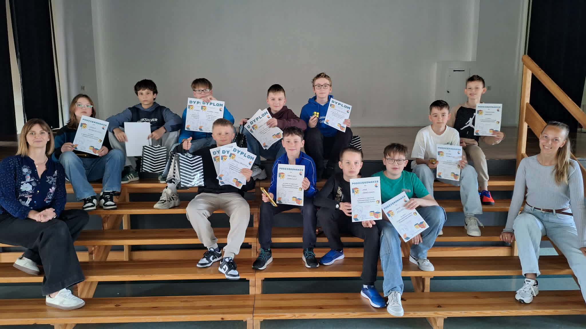 Szkolny konkurs układania kostki Rubika na czas